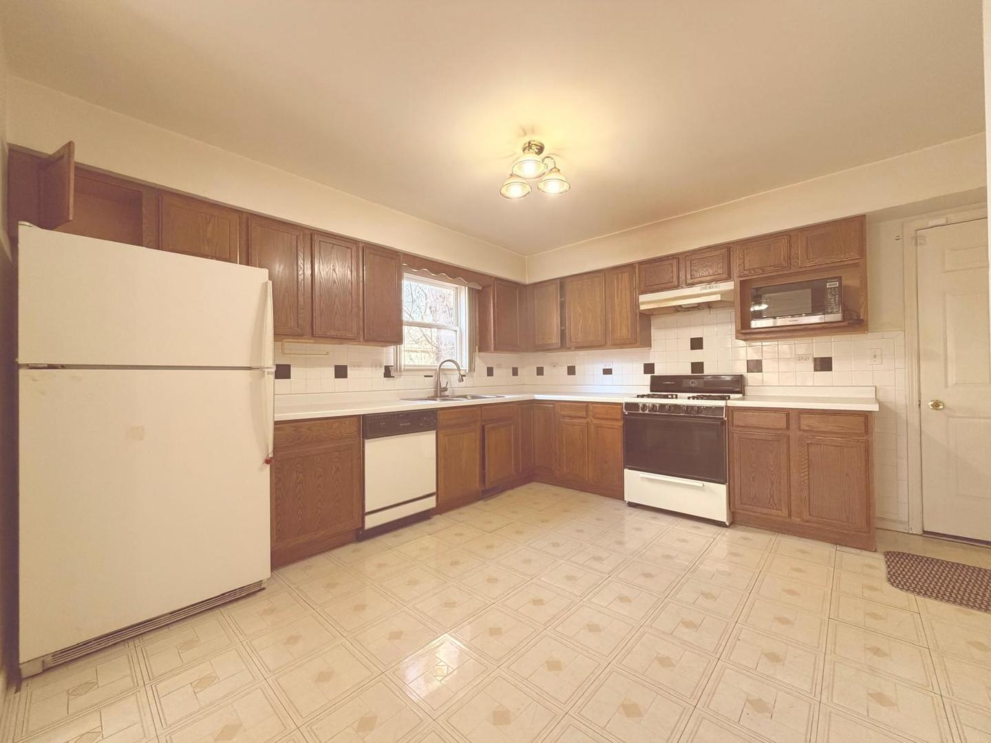 1634 Oak Street, Hanover Park, IL 60133