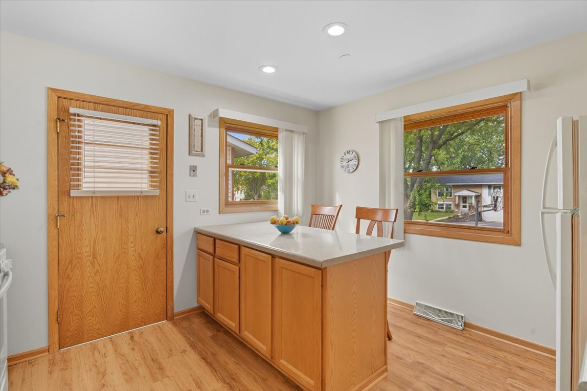 851 Glenview Avenue, Mundelein, IL 60060