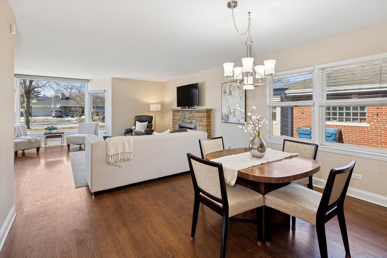 209 N Maison Court, Elmhurst, IL 60126