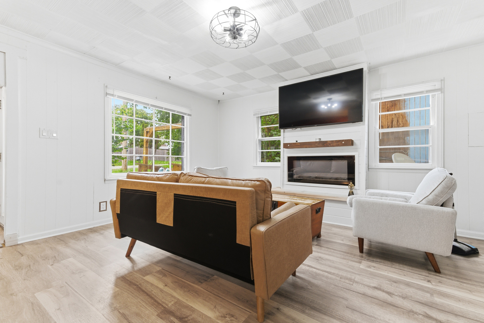 233 E Hawthrone Drive, Round Lake Beach, IL 60073