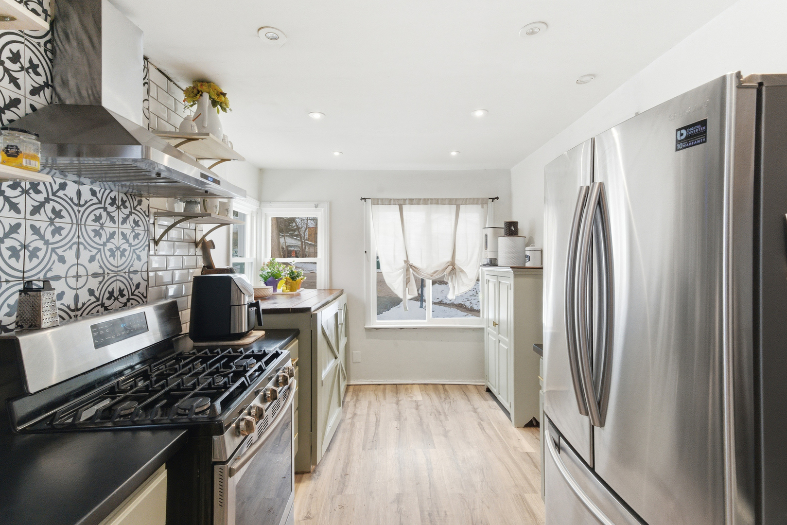 233 E Hawthorne Drive, Round Lake Beach, IL 60073