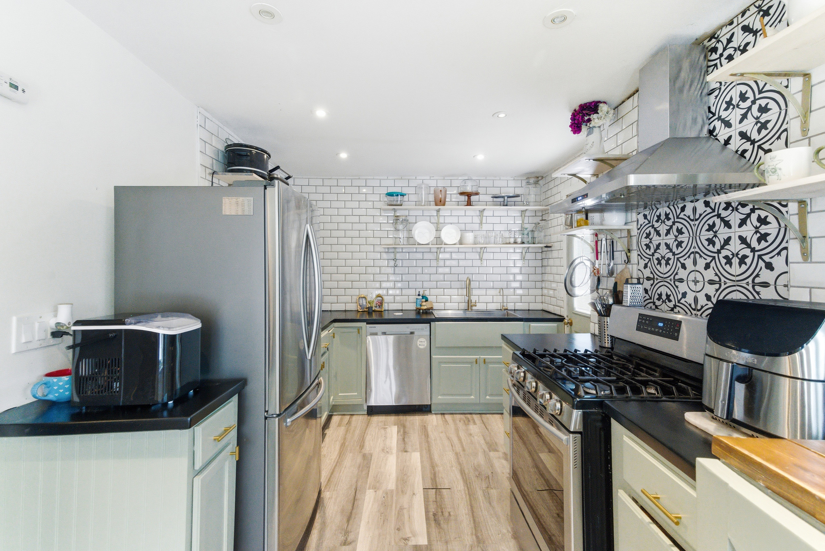 233 E Hawthorne Drive, Round Lake Beach, IL 60073