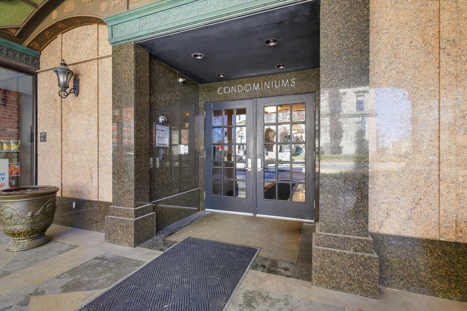 212 N Center Street #202, Bloomington, IL 61701