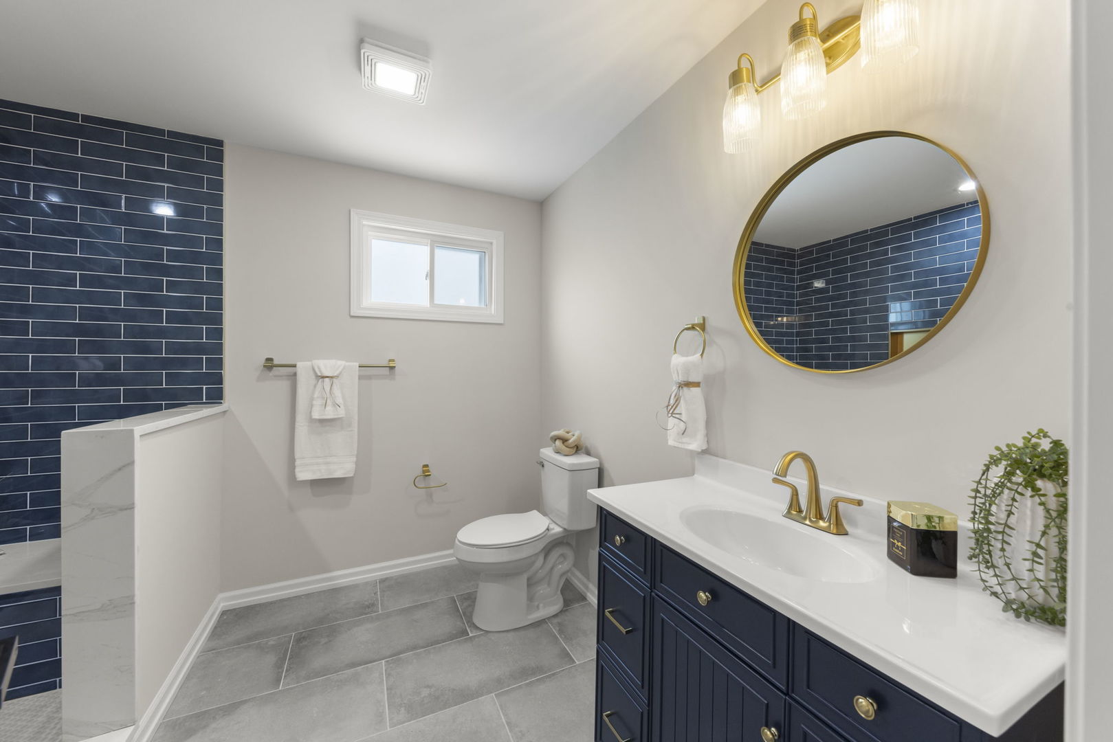 956 S Cadwell Avenue, Elmhurst, IL 60126