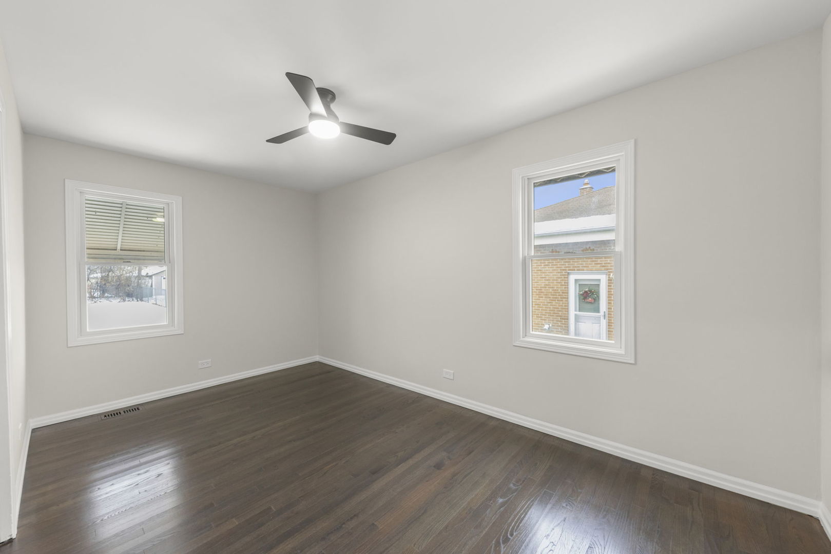 956 S Cadwell Avenue, Elmhurst, IL 60126