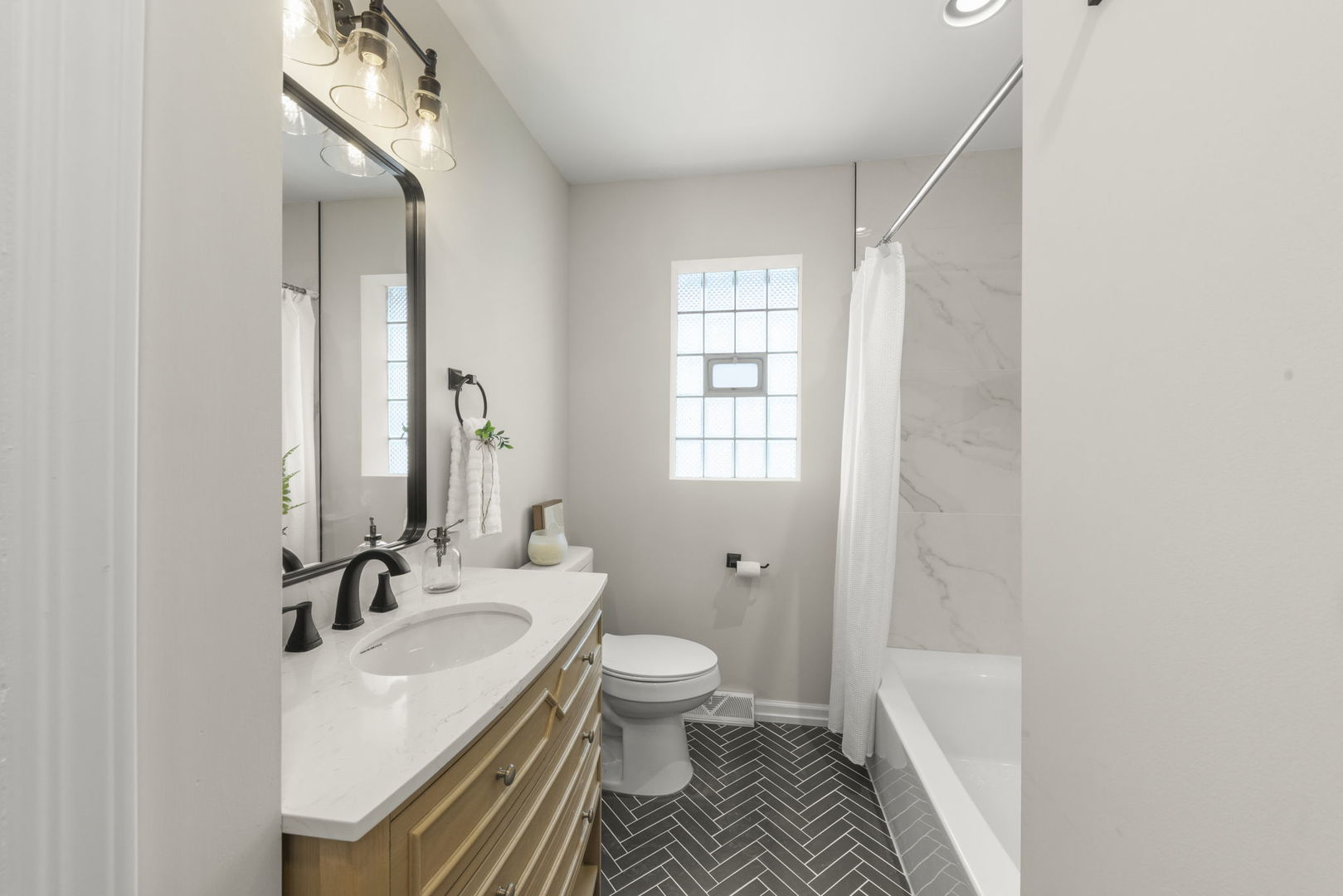 956 S Cadwell Avenue, Elmhurst, IL 60126