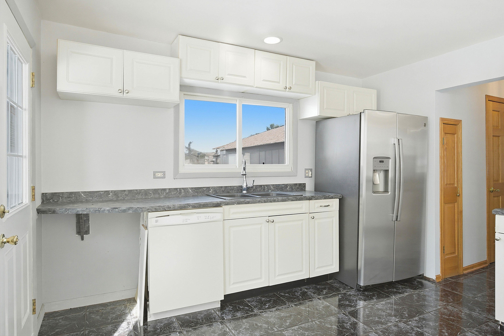 21870 W Lake Avenue, Round Lake, IL 60073