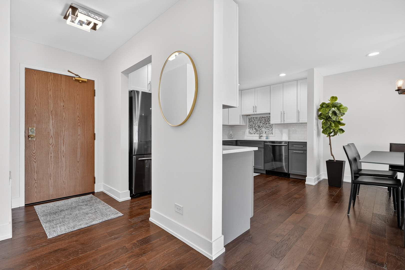 711 S River Road #617, Des Plaines, IL 60016