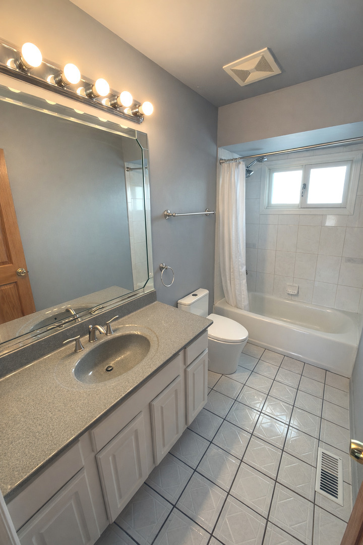 862 Omaha Court, Carol Stream, IL 60188