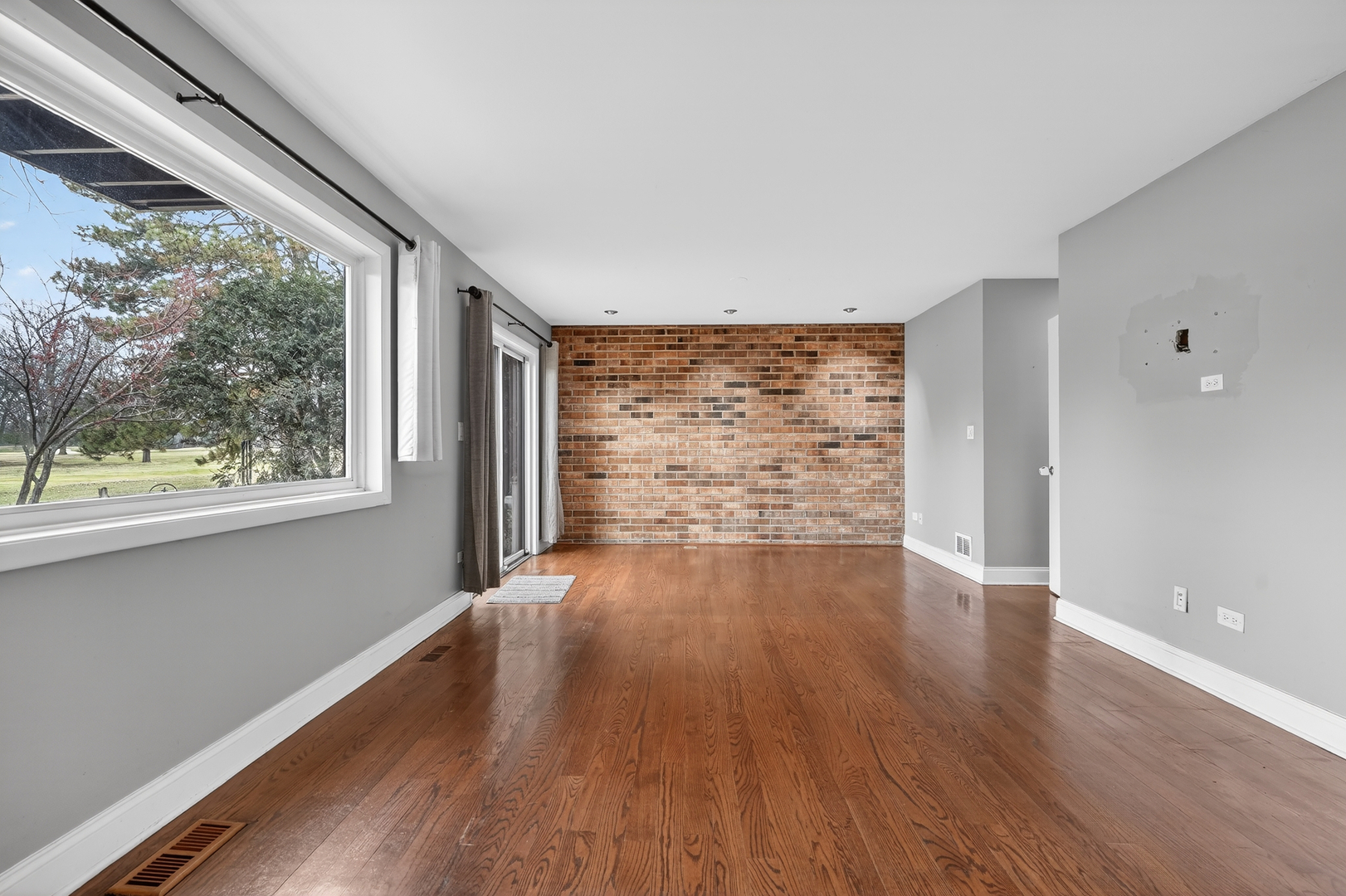 1414 N Bridgeport Drive, Mount Prospect, IL 60056