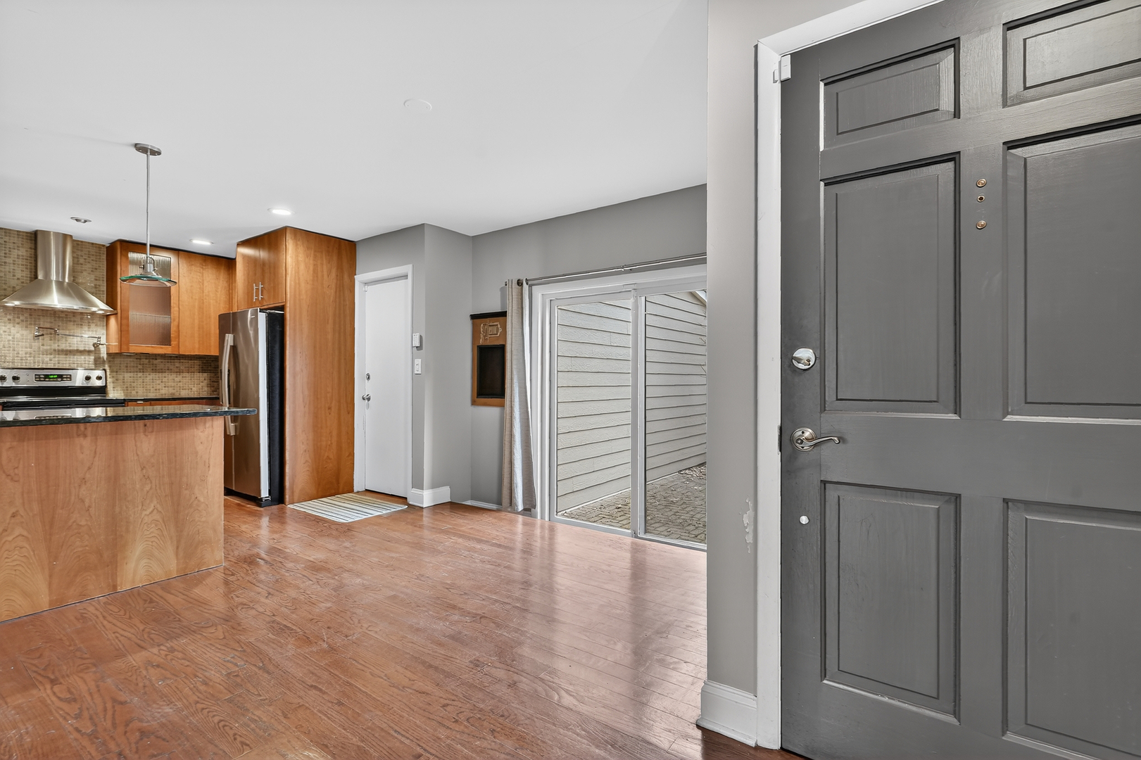 1414 N Bridgeport Drive, Mount Prospect, IL 60056