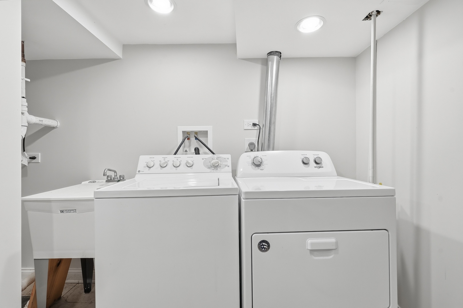 1414 N Bridgeport Drive, Mount Prospect, IL 60056