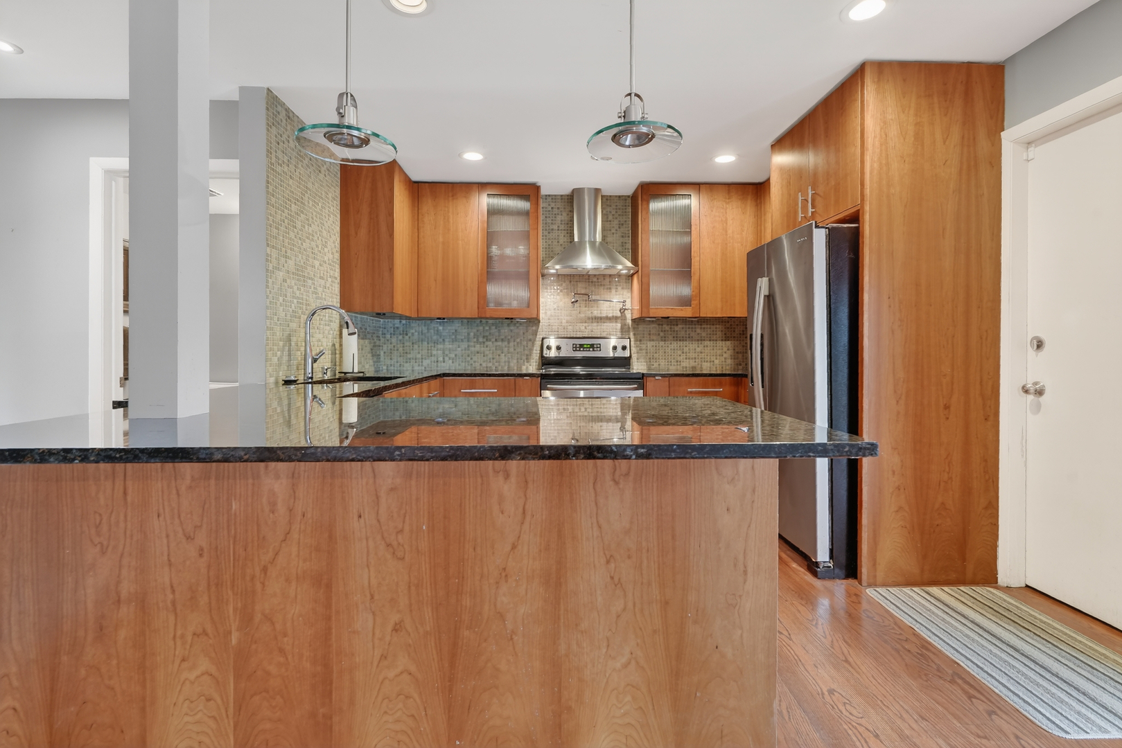 1414 N Bridgeport Drive, Mount Prospect, IL 60056