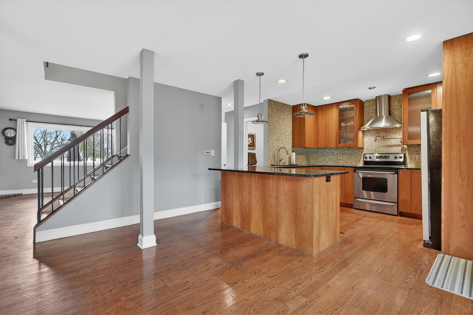 1414 N Bridgeport Drive, Mount Prospect, IL 60056