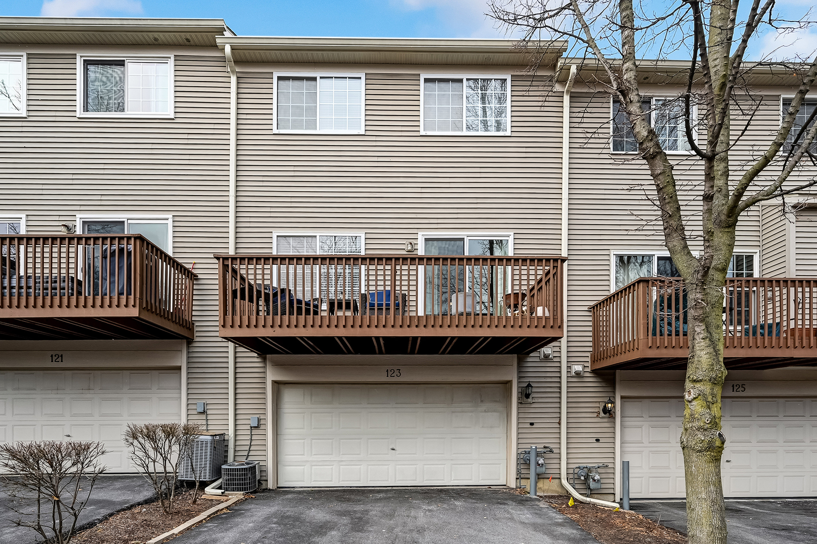 123 Willow Boulevard, Willow Springs, IL 60480