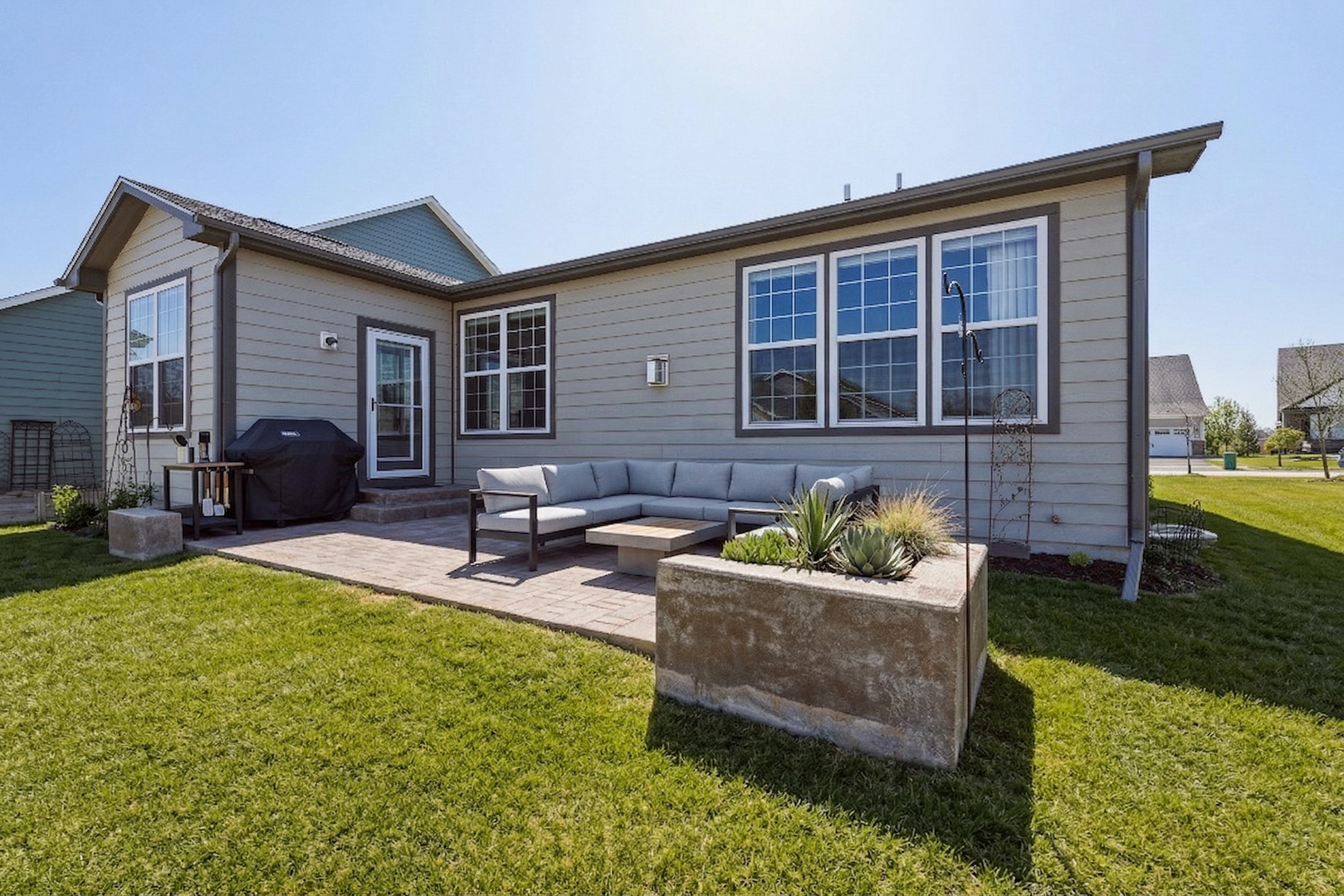 44 Pacific Avenue, Hawthorn Woods, IL 60047