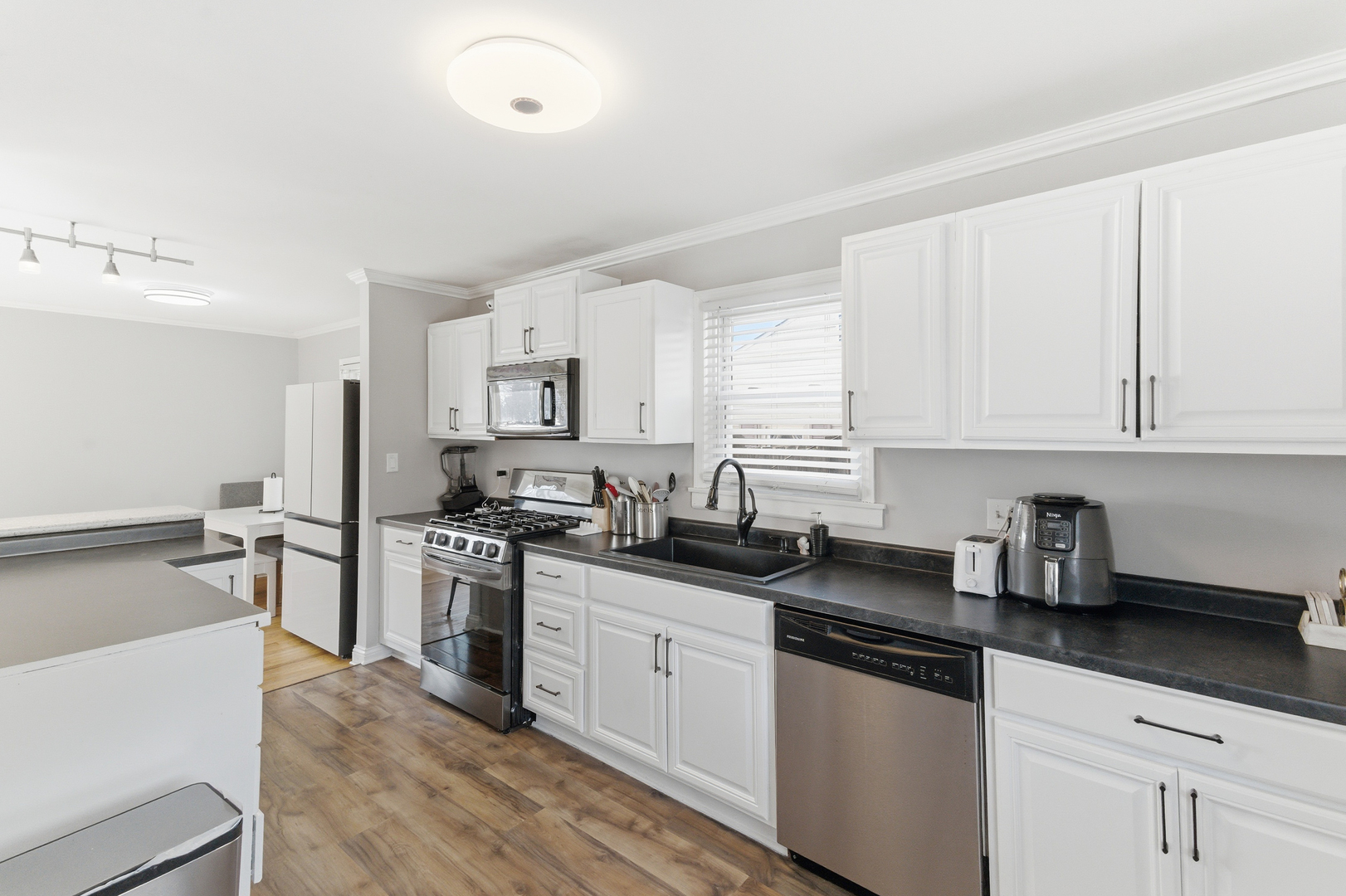 204 Woodlawn Drive, Mundelein, IL 60060