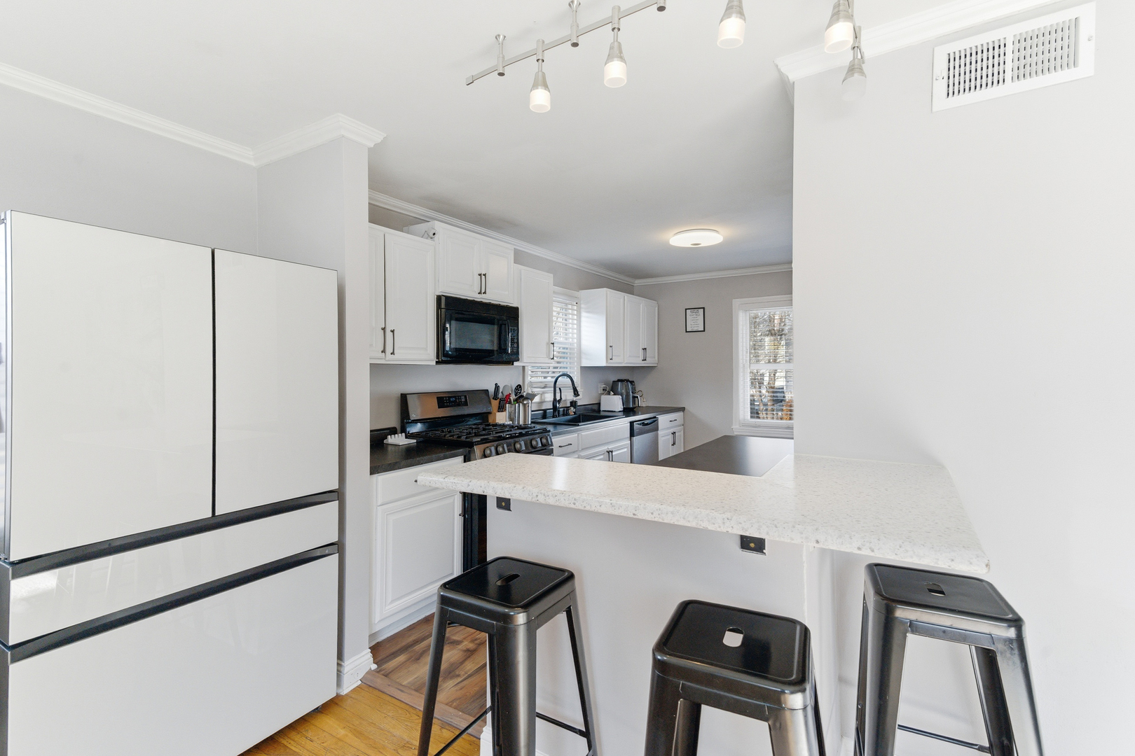 204 Woodlawn Drive, Mundelein, IL 60060