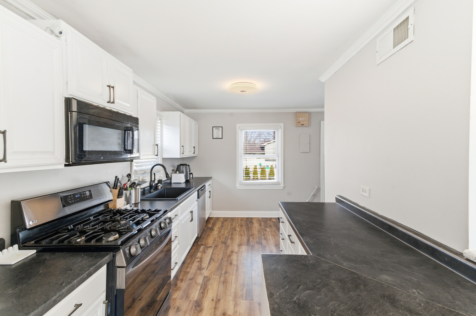 204 Woodlawn Drive, Mundelein, IL 60060