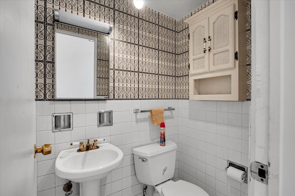 6735 N Lawndale Avenue, Lincolnwood, IL 60712