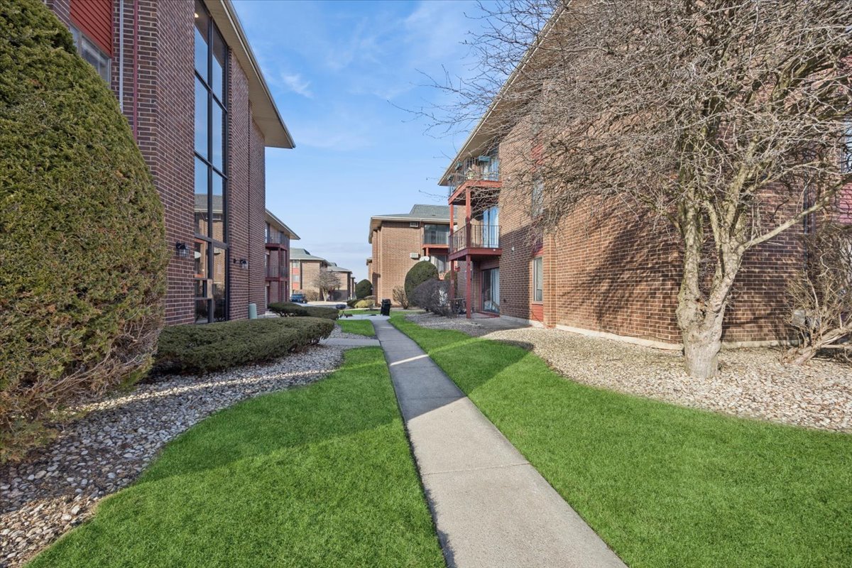 15822 Terrace Drive #R02, Oak Forest, IL 60452