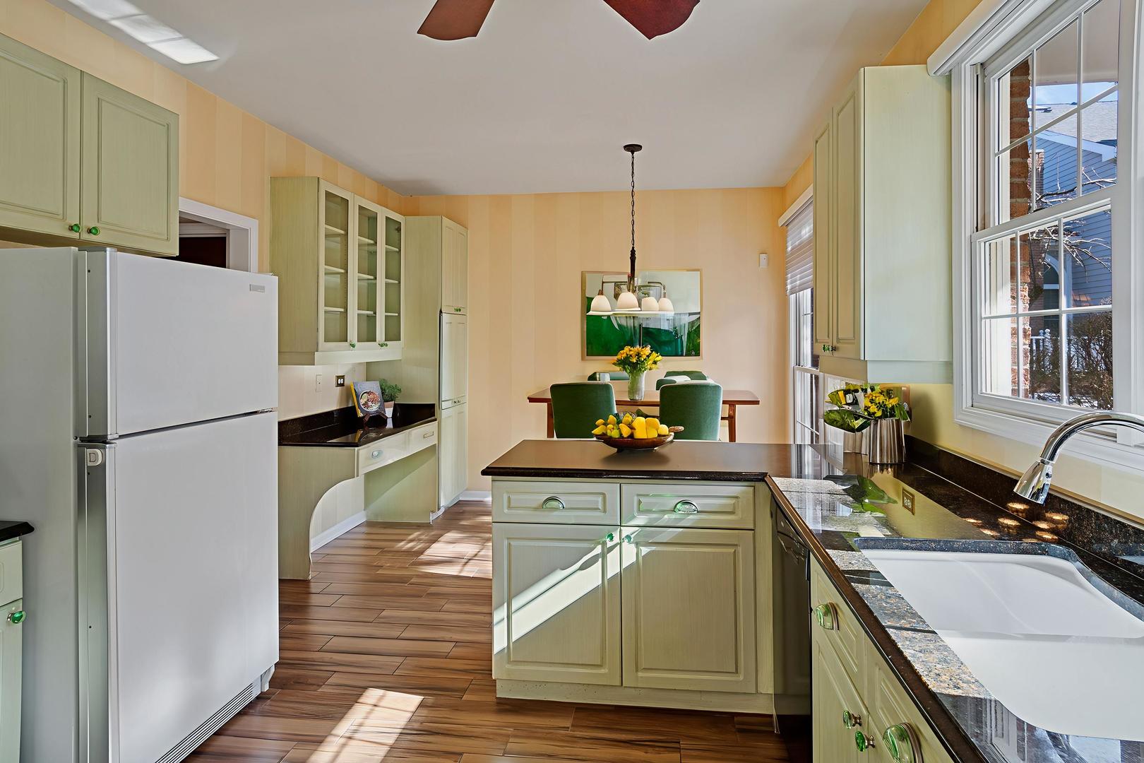 2S744 Lakeside Drive, Glen Ellyn, IL 60137