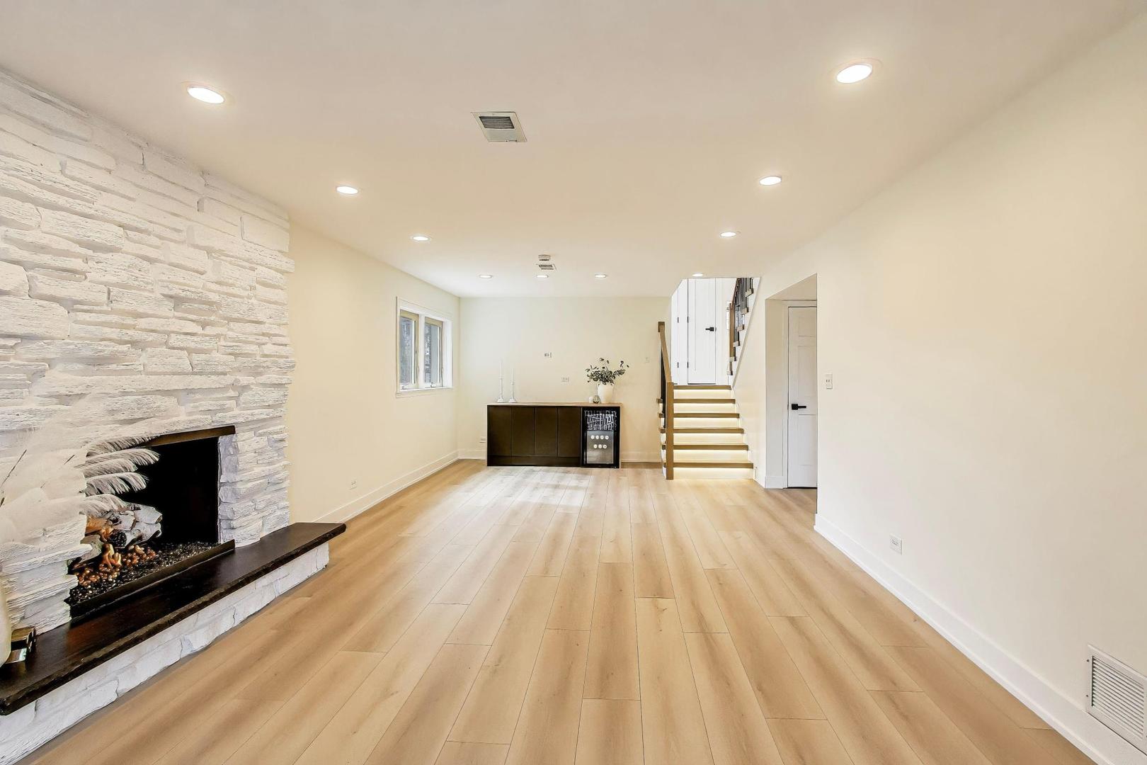 909 S Waverly Place, Mount Prospect, IL 60056