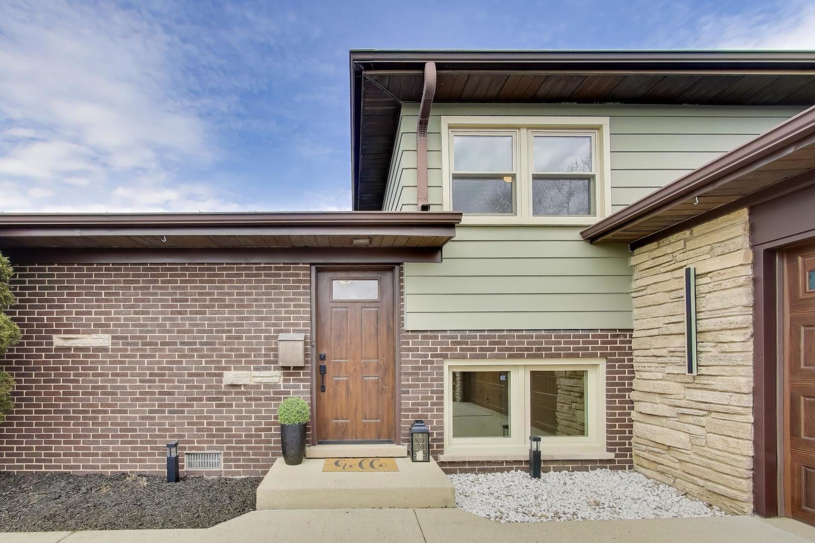 909 S Waverly Place, Mount Prospect, IL 60056