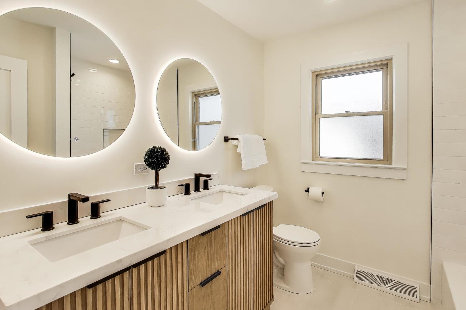 909 S Waverly Place, Mount Prospect, IL 60056