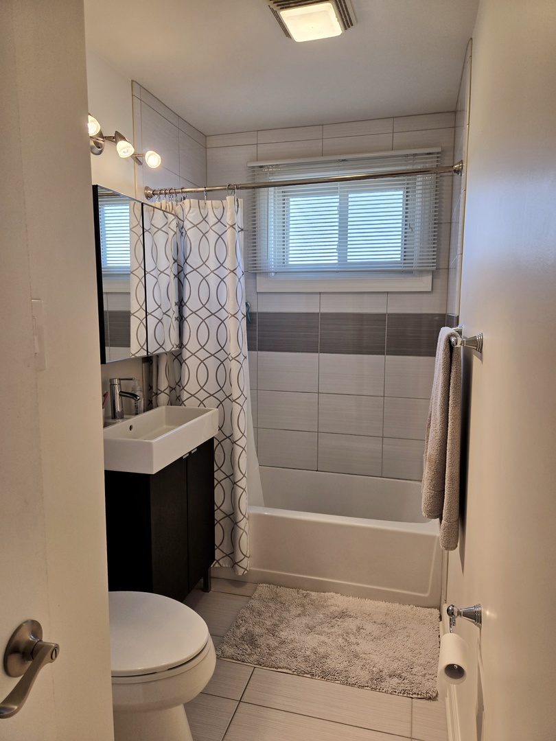 980 W Grant Drive, Des Plaines, IL 60016