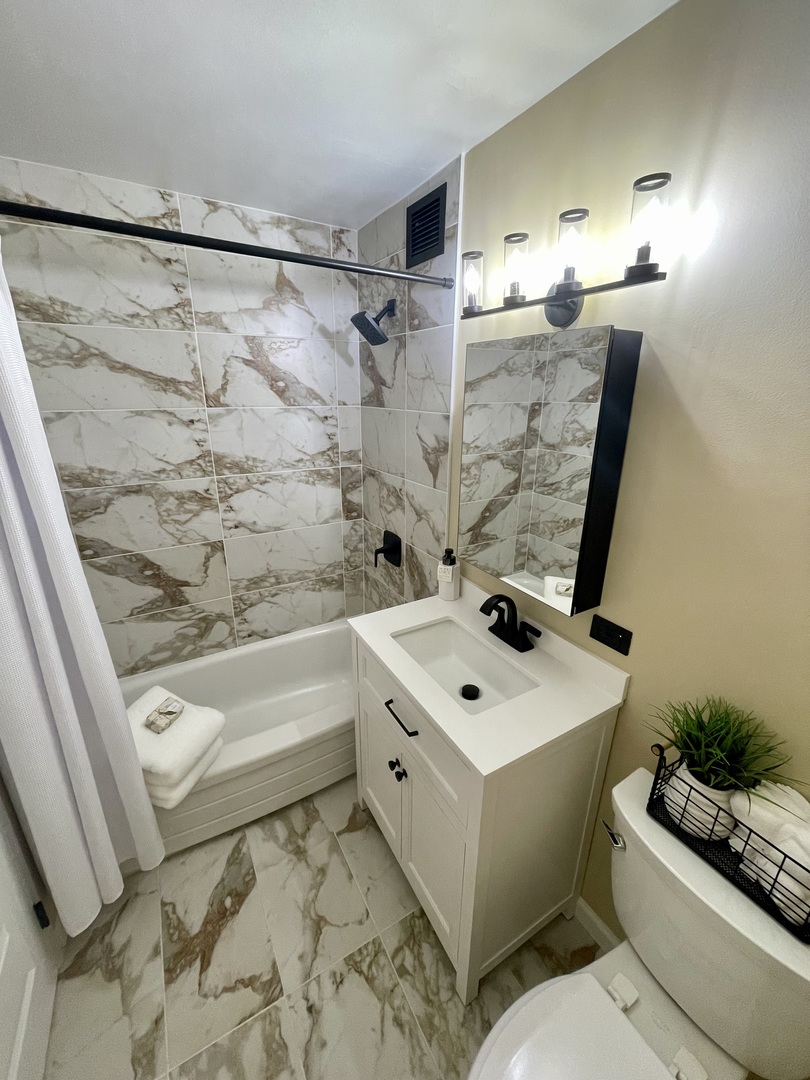 6300 N Sheridan Road #406, Chicago, IL 60660