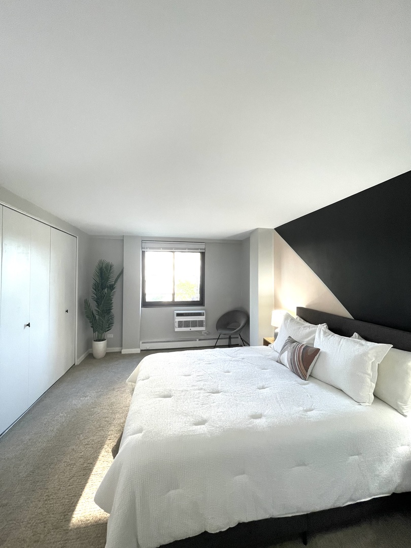 6300 N Sheridan Road #406, Chicago, IL 60660