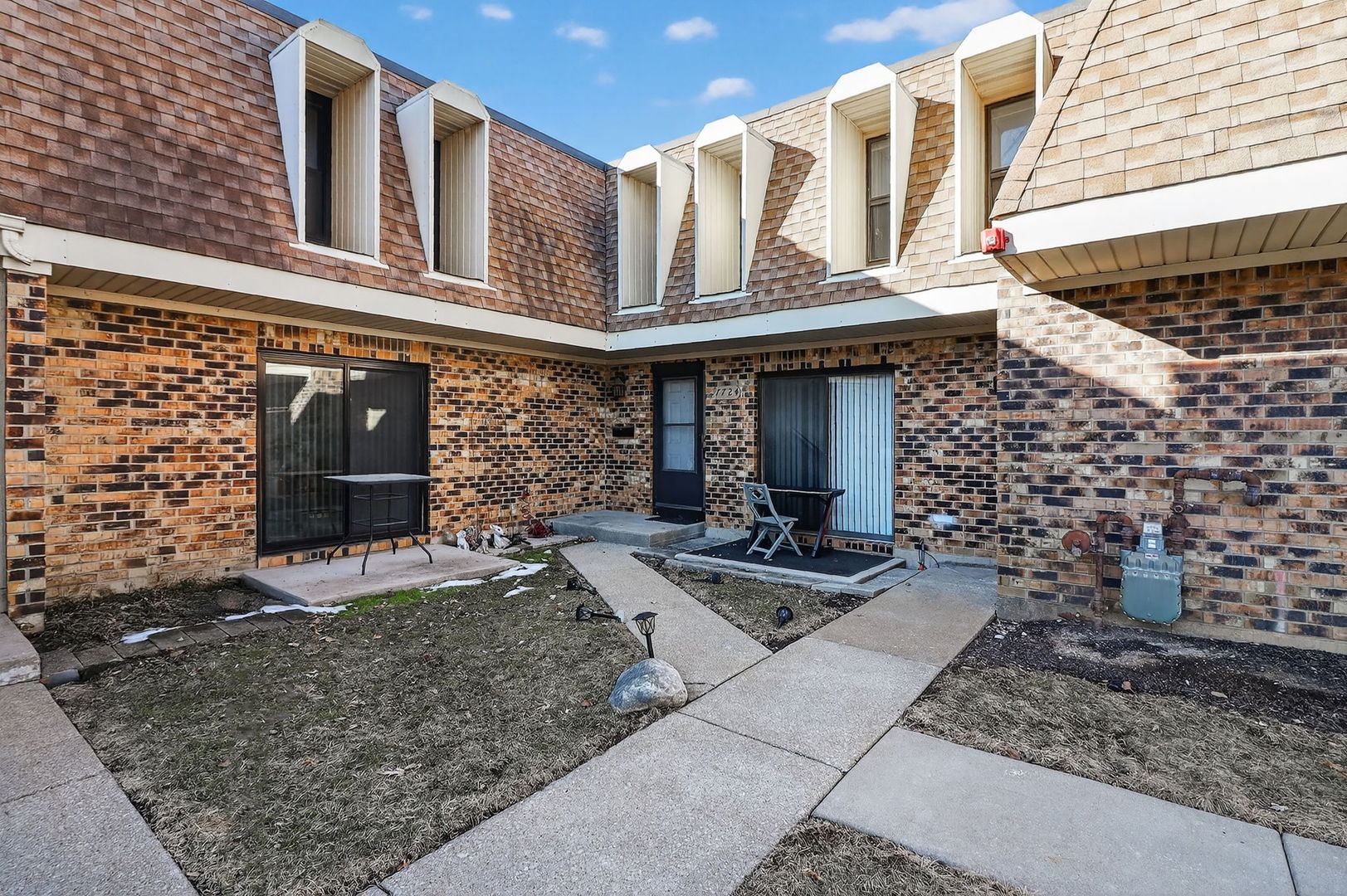 7724 Woodward Avenue, Woodridge, IL 60517