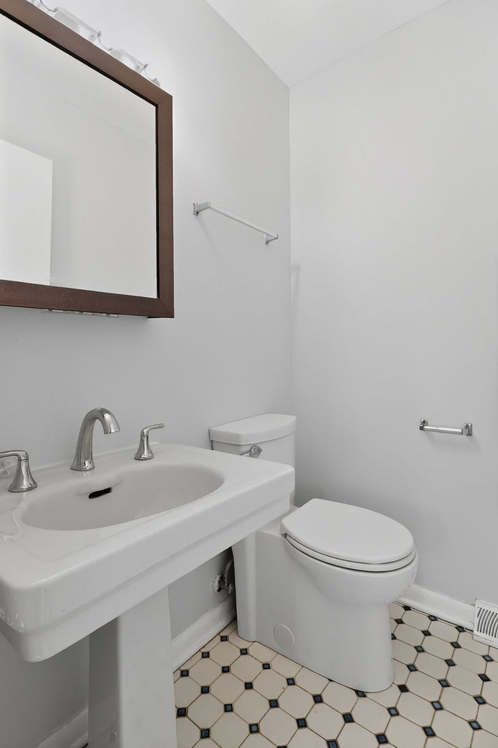 7724 Woodward Avenue, Woodridge, IL 60517