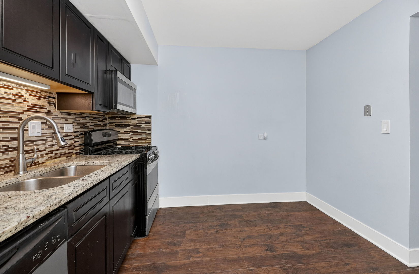 7724 Woodward Avenue, Woodridge, IL 60517