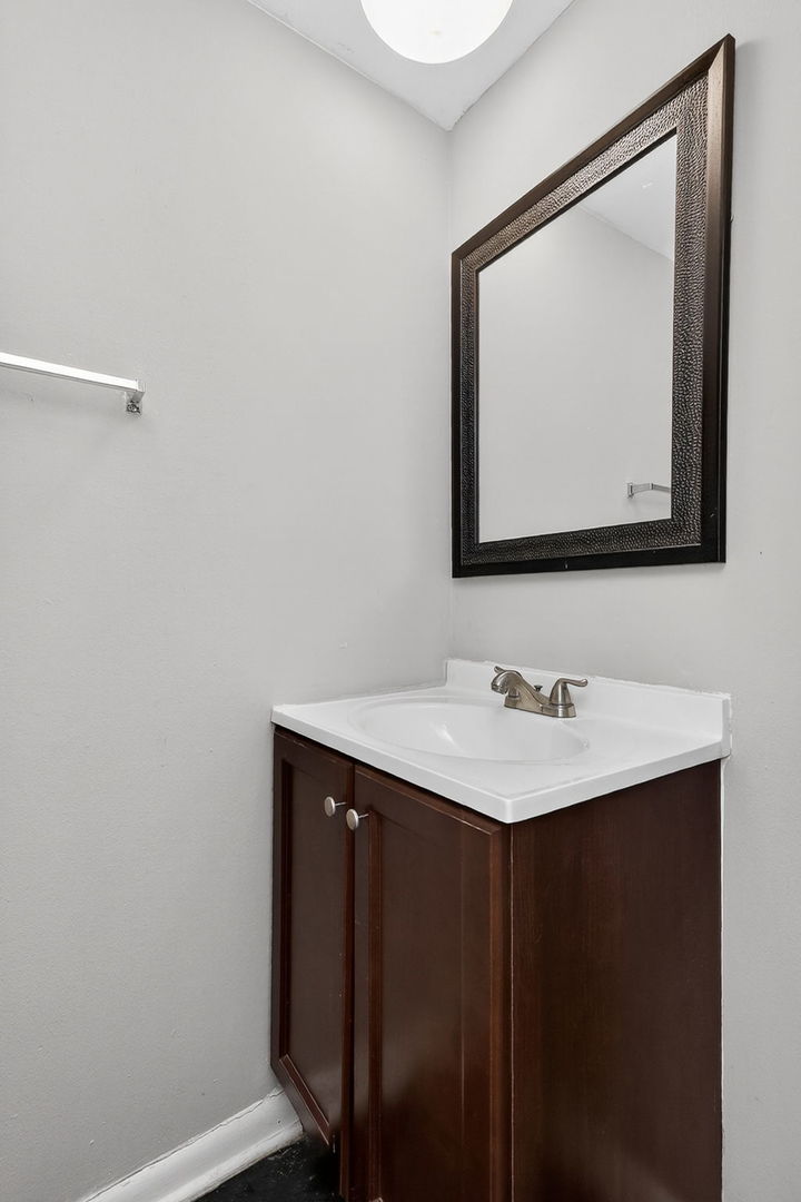 7724 Woodward Avenue, Woodridge, IL 60517