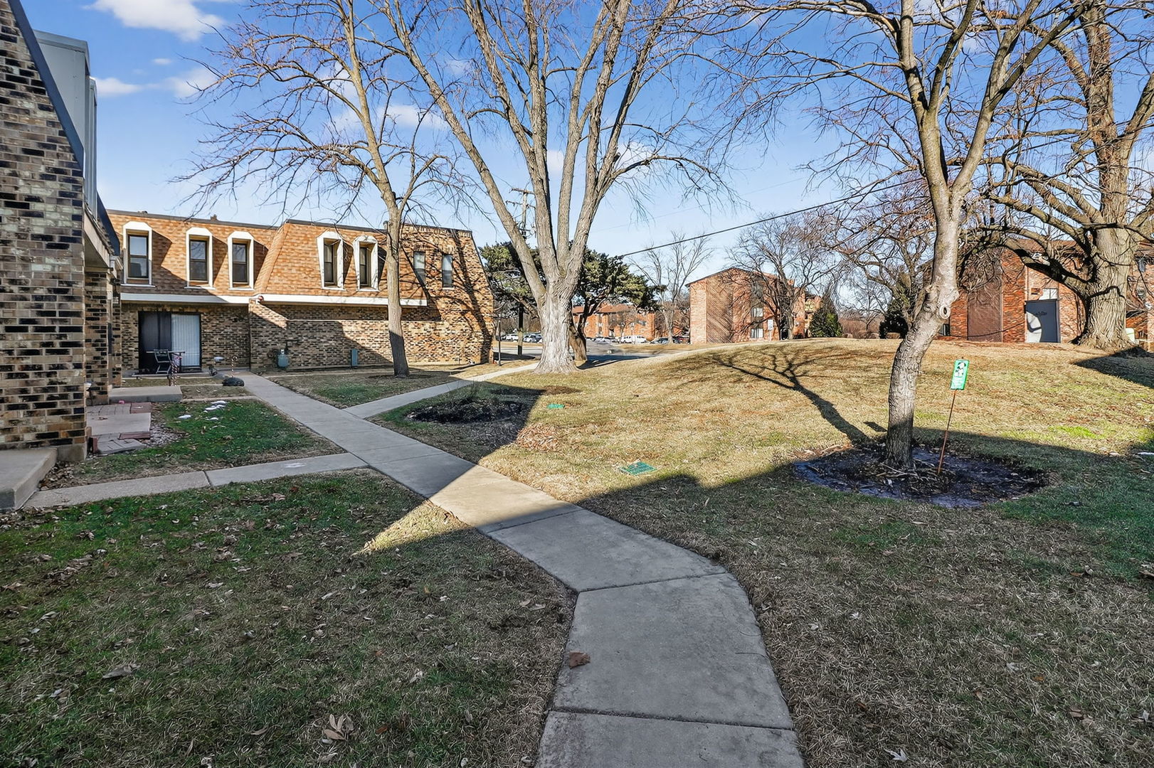 7724 Woodward Avenue, Woodridge, IL 60517