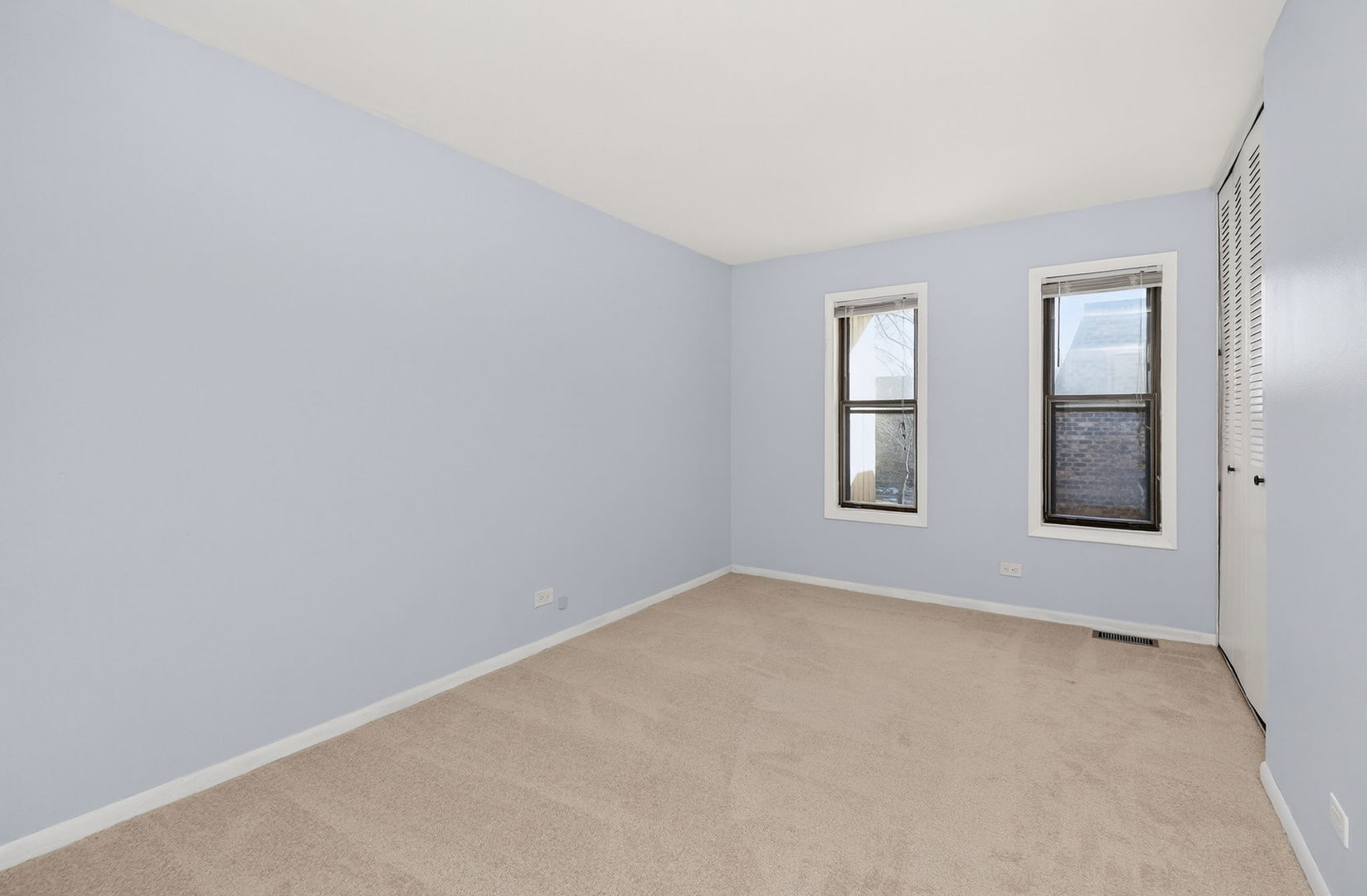 7724 Woodward Avenue, Woodridge, IL 60517