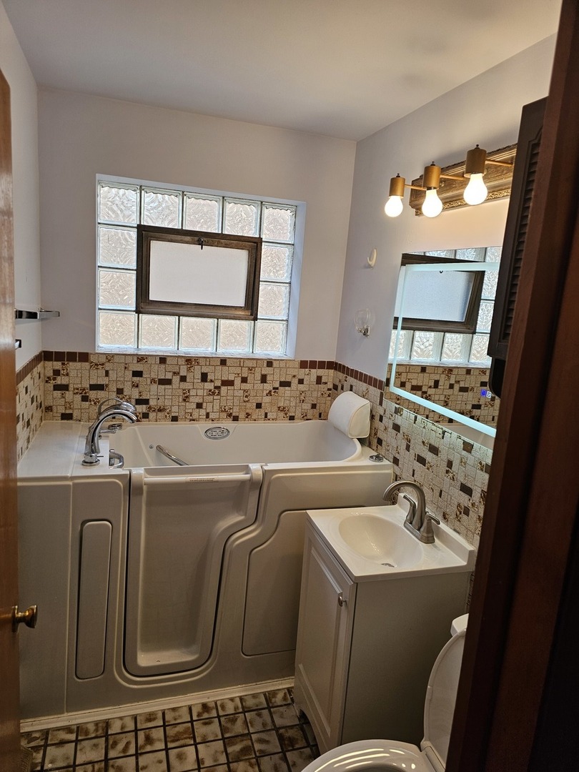 8605 S Calumet Avenue, Chicago, IL 60619