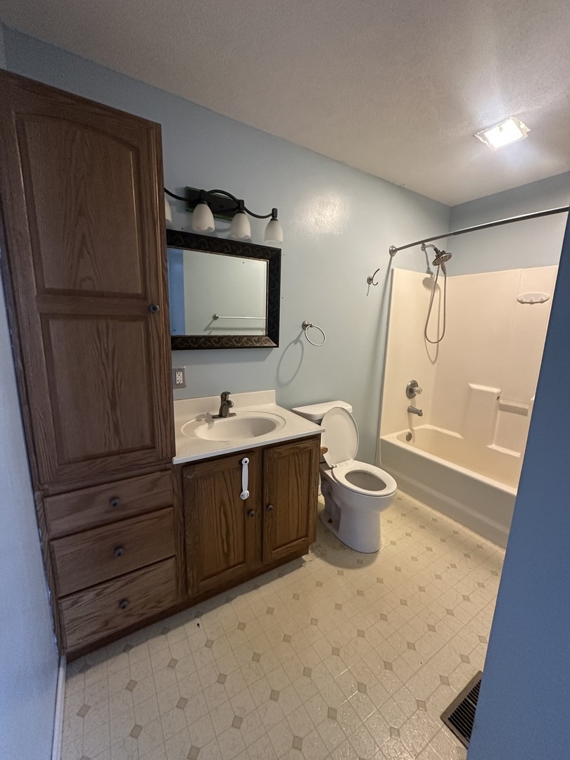 902 E Washington Street, Leroy, IL 61752