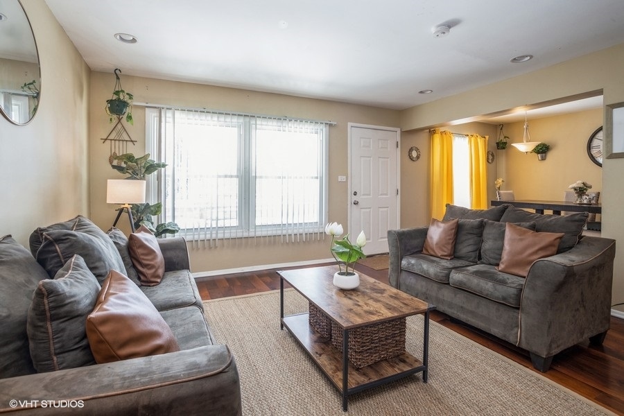 1797 Queensbury Circle, Hoffman Estates, IL 60169