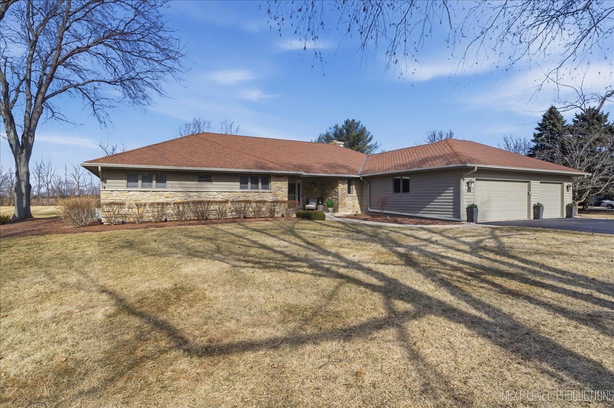 68 Oak Creek Drive, Yorkville, IL 60560