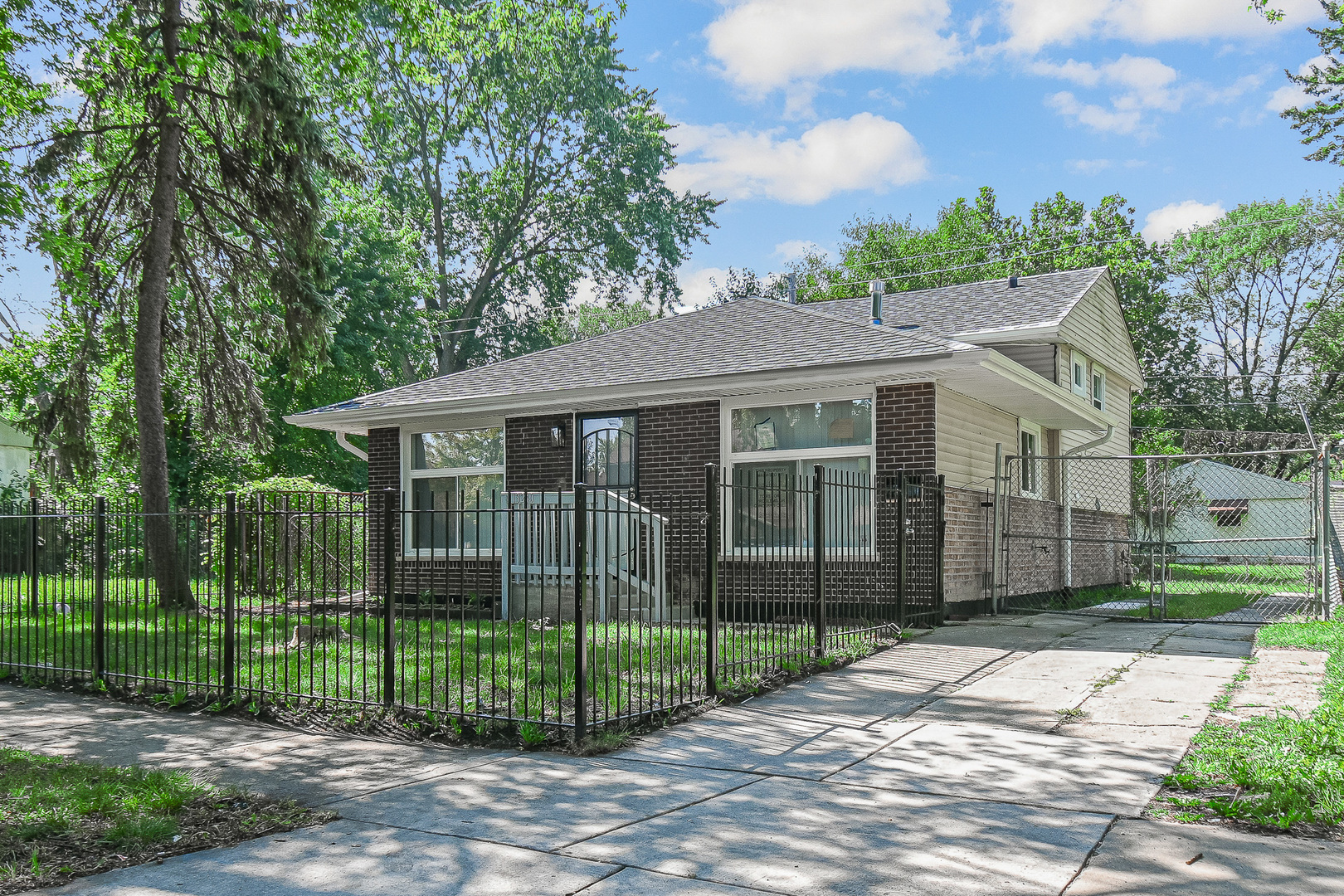 13240 S Saint Lawrence Avenue, Chicago, IL 60827