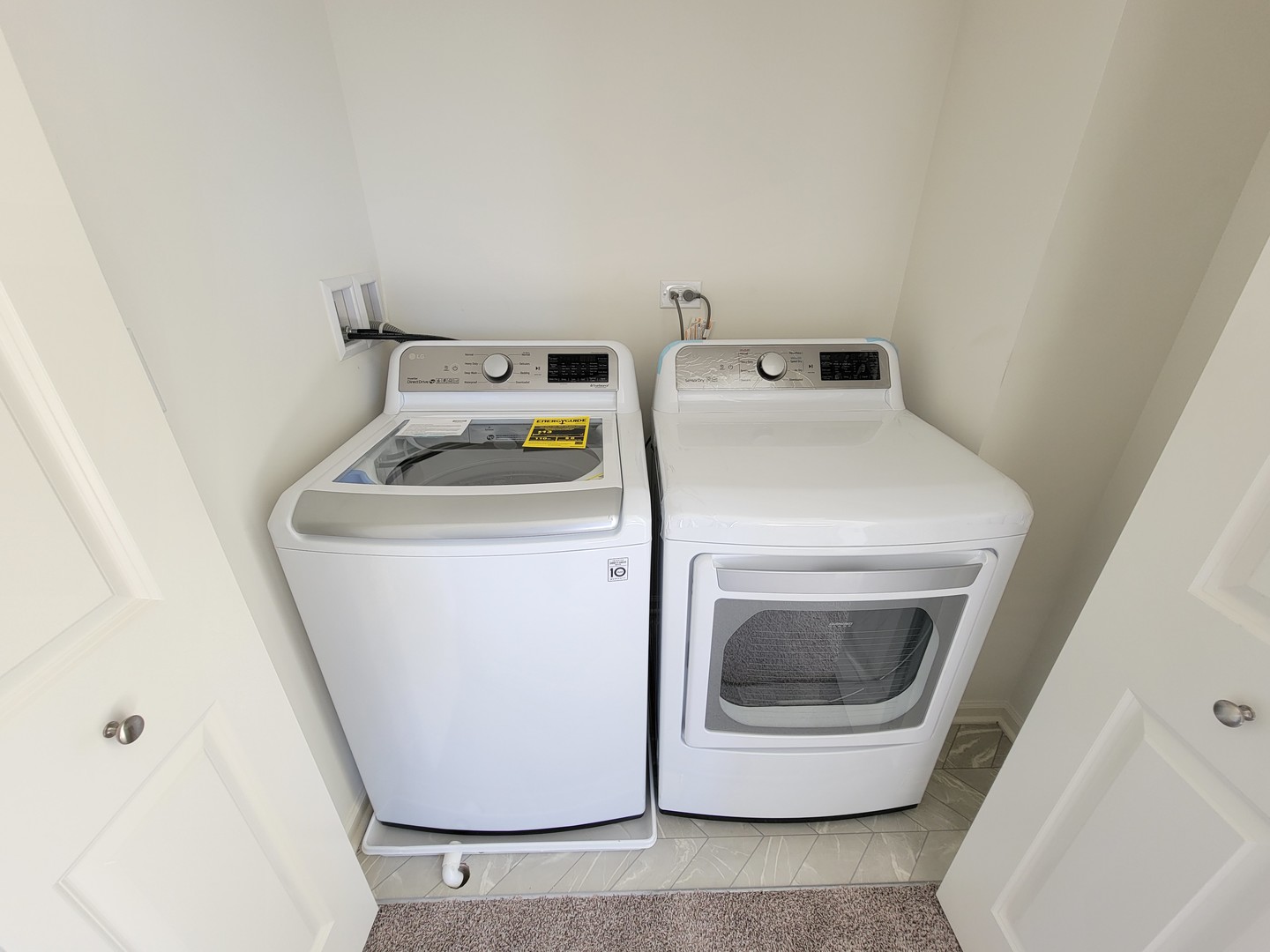 1270 Lakepointe Drive, Schaumburg, IL 60173