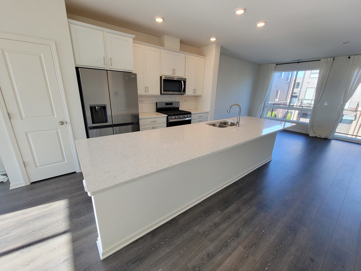 1270 Lakepointe Drive, Schaumburg, IL 60173