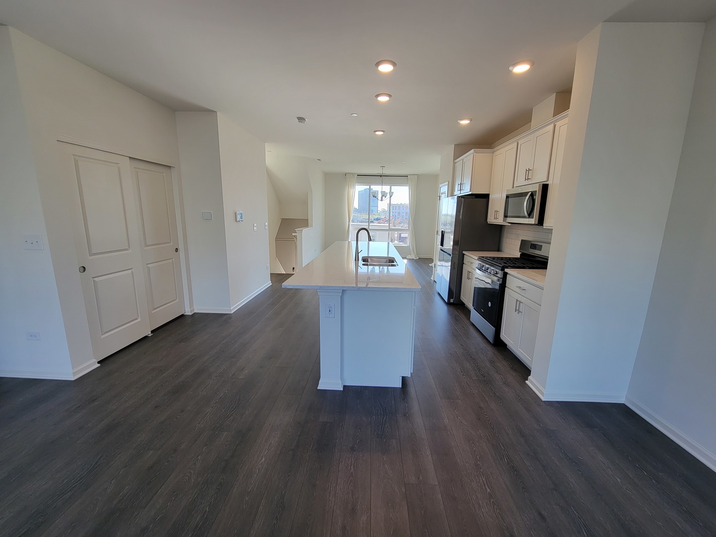 1270 Lakepointe Drive, Schaumburg, IL 60173