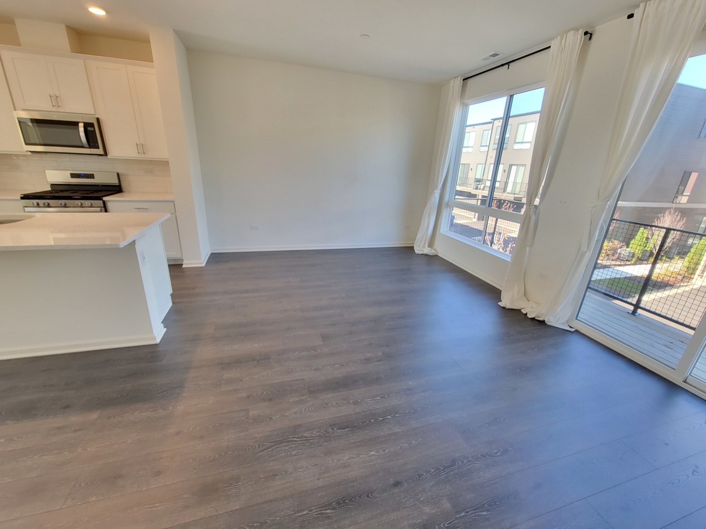 1270 Lakepointe Drive, Schaumburg, IL 60173