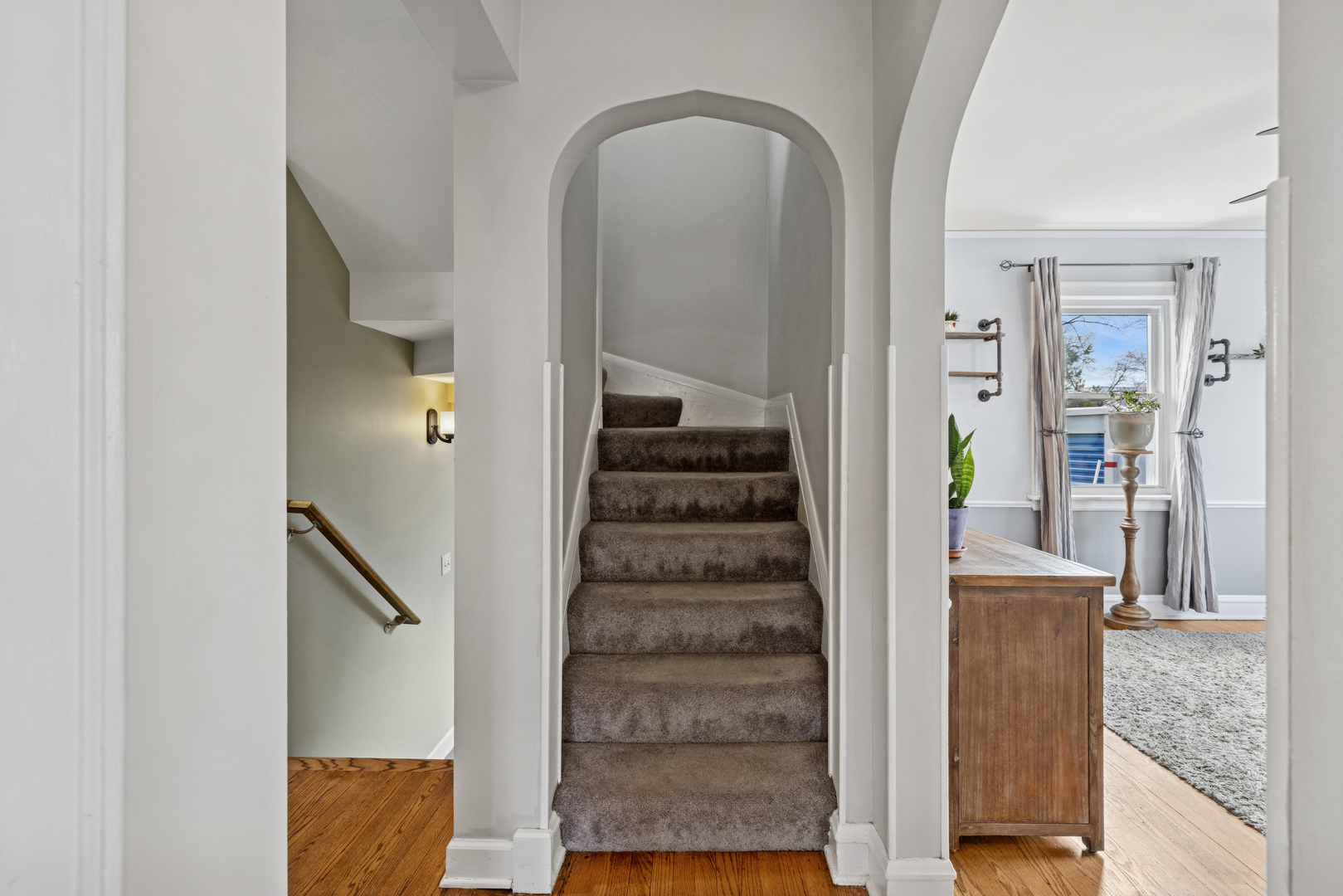 373 Woodbridge Street, Des Plaines, IL 60016