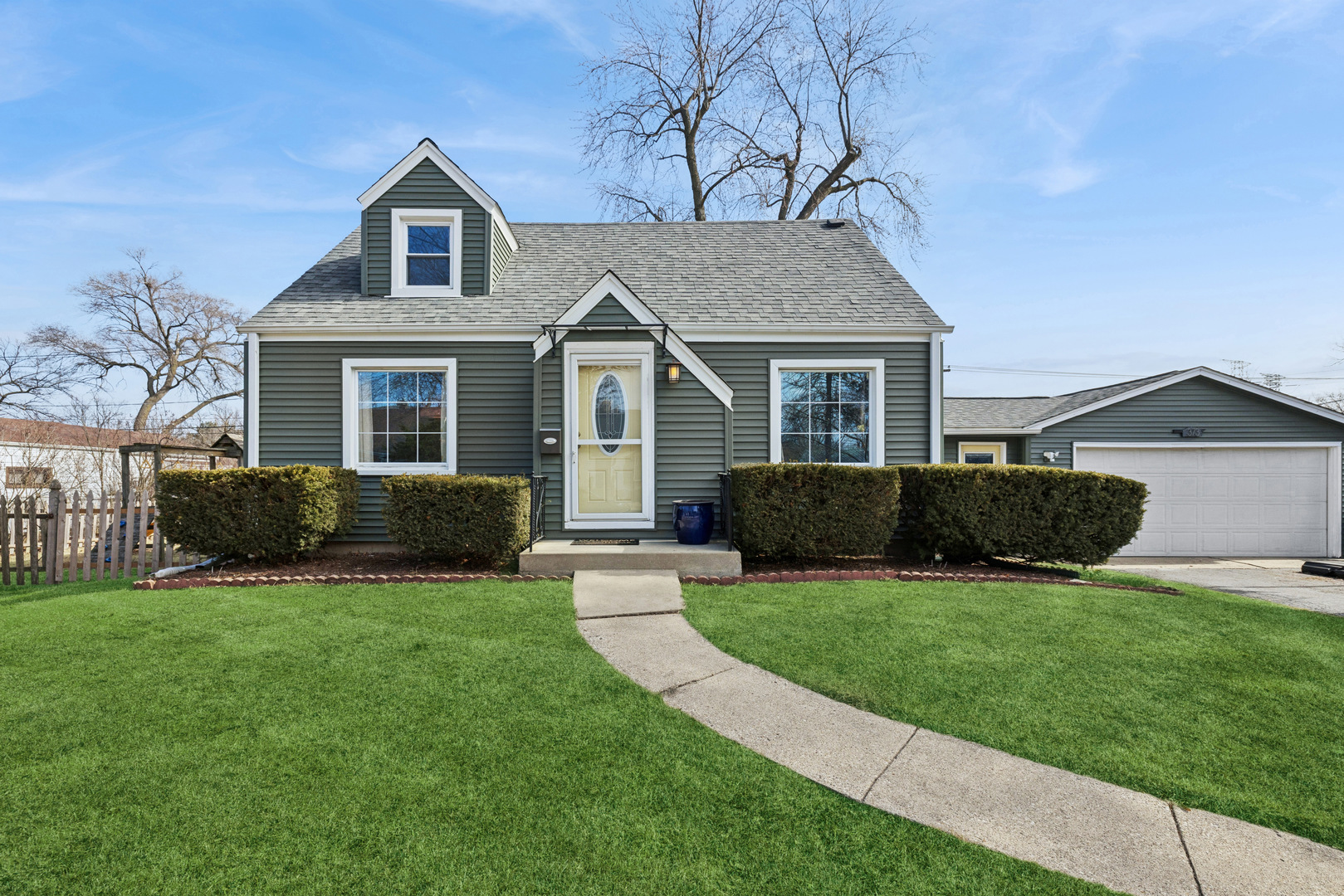 373 Woodbridge Street, Des Plaines, IL 60016