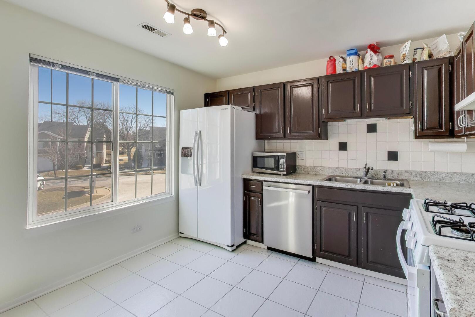 2122 Southwind Circle #8-4, Schaumburg, IL 60194